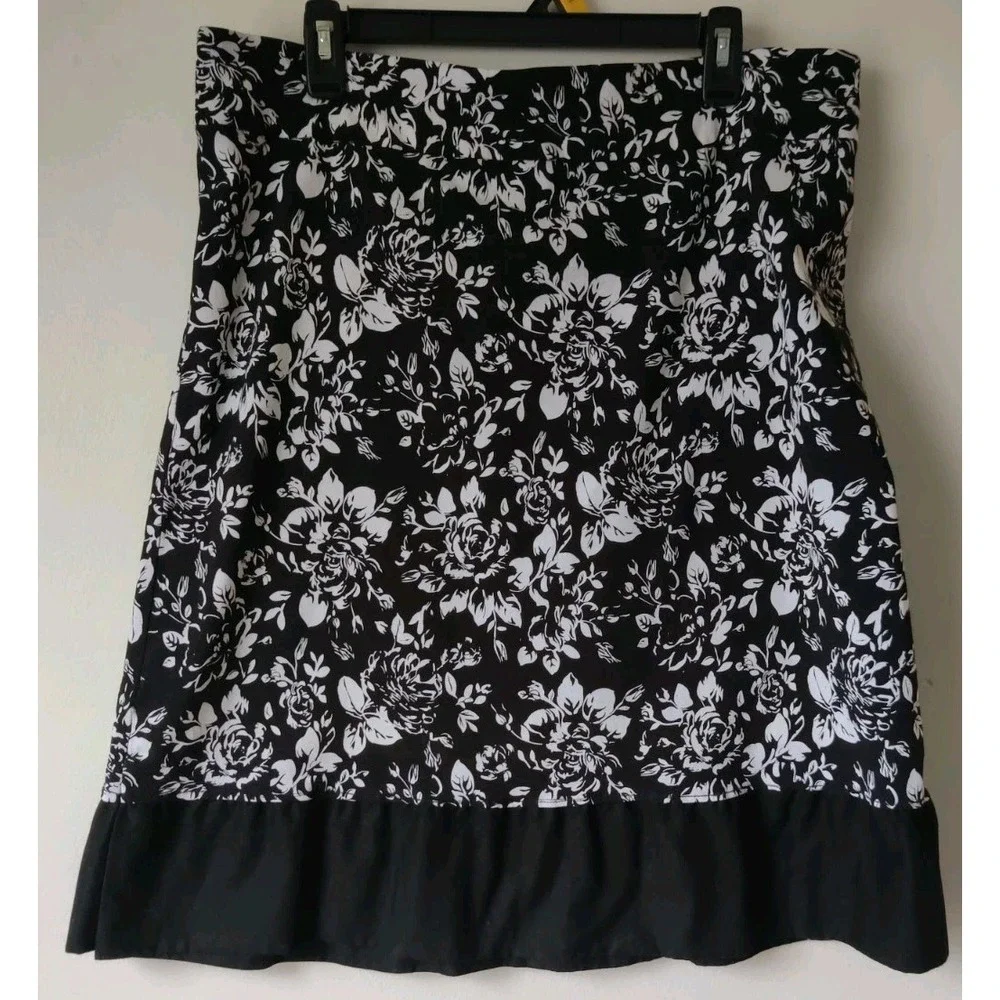 Westport Women's Black/White Floral Skort Knee Length Pull On Size 1X